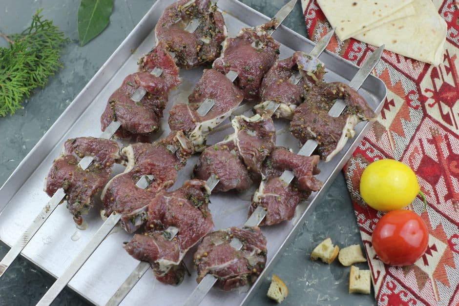 Как замариновать мясо для шашлыка