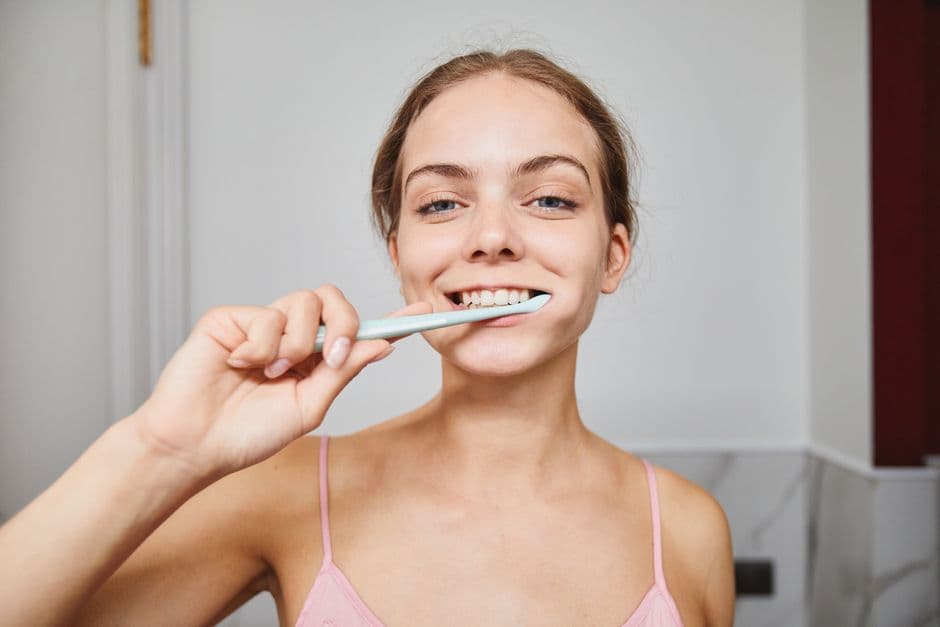 How to Whiten Teeth Safely at Home